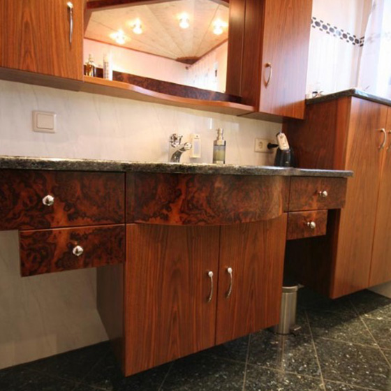 Möbel aus Holz im Badezimmer